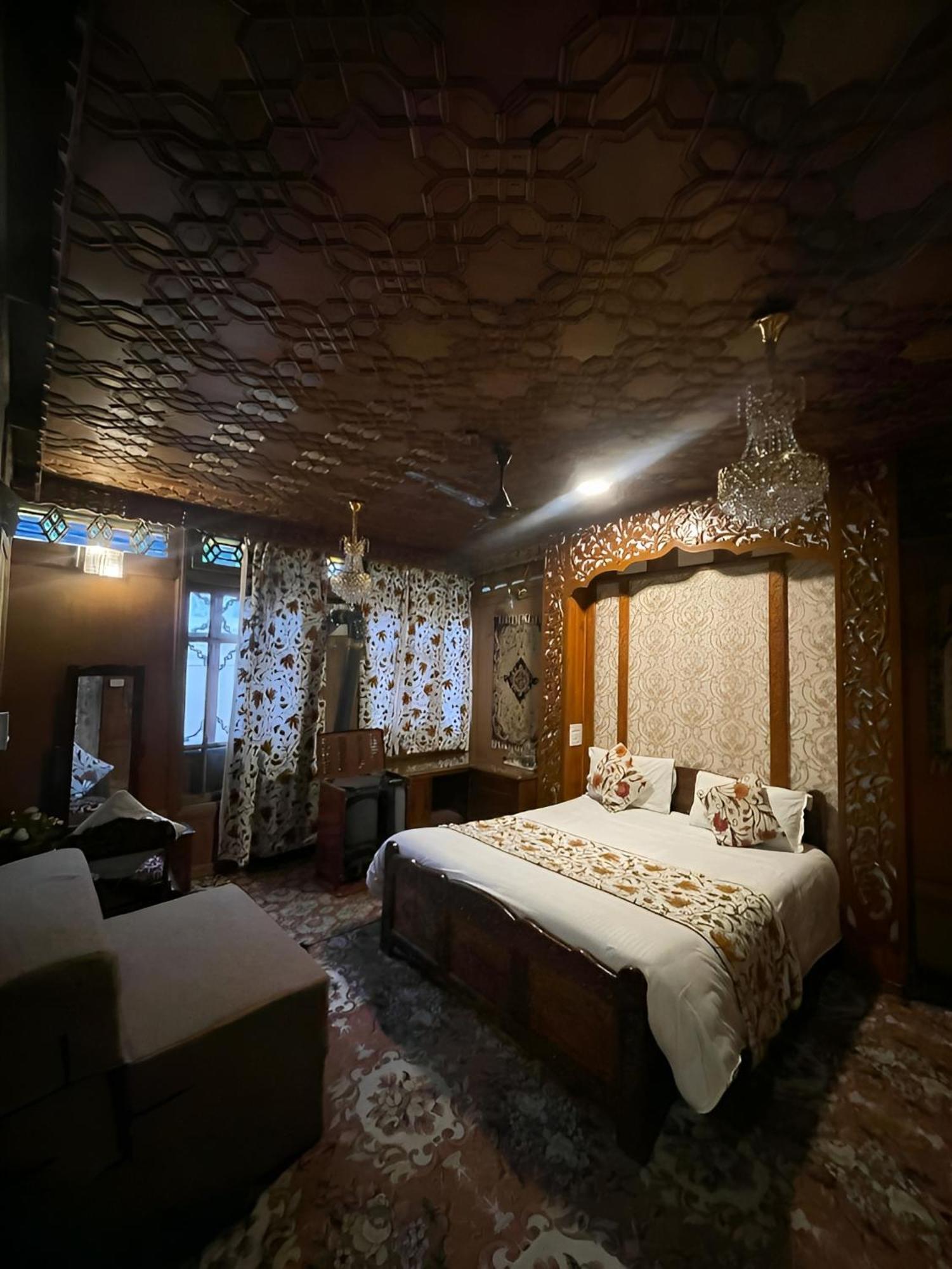 Hotel Heritage Amina Group Of Houseboats Srīnagar Zewnętrze zdjęcie