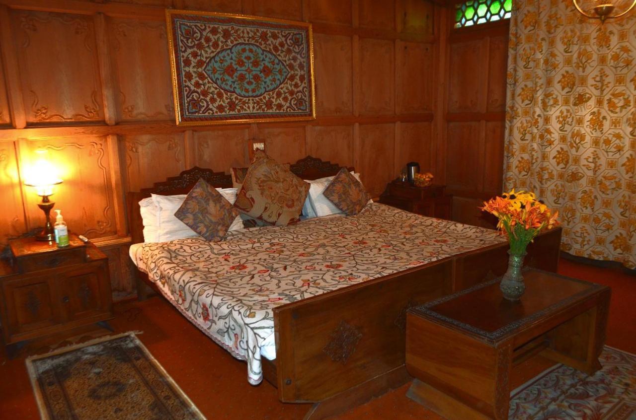 Hotel Heritage Amina Group Of Houseboats Srīnagar Zewnętrze zdjęcie