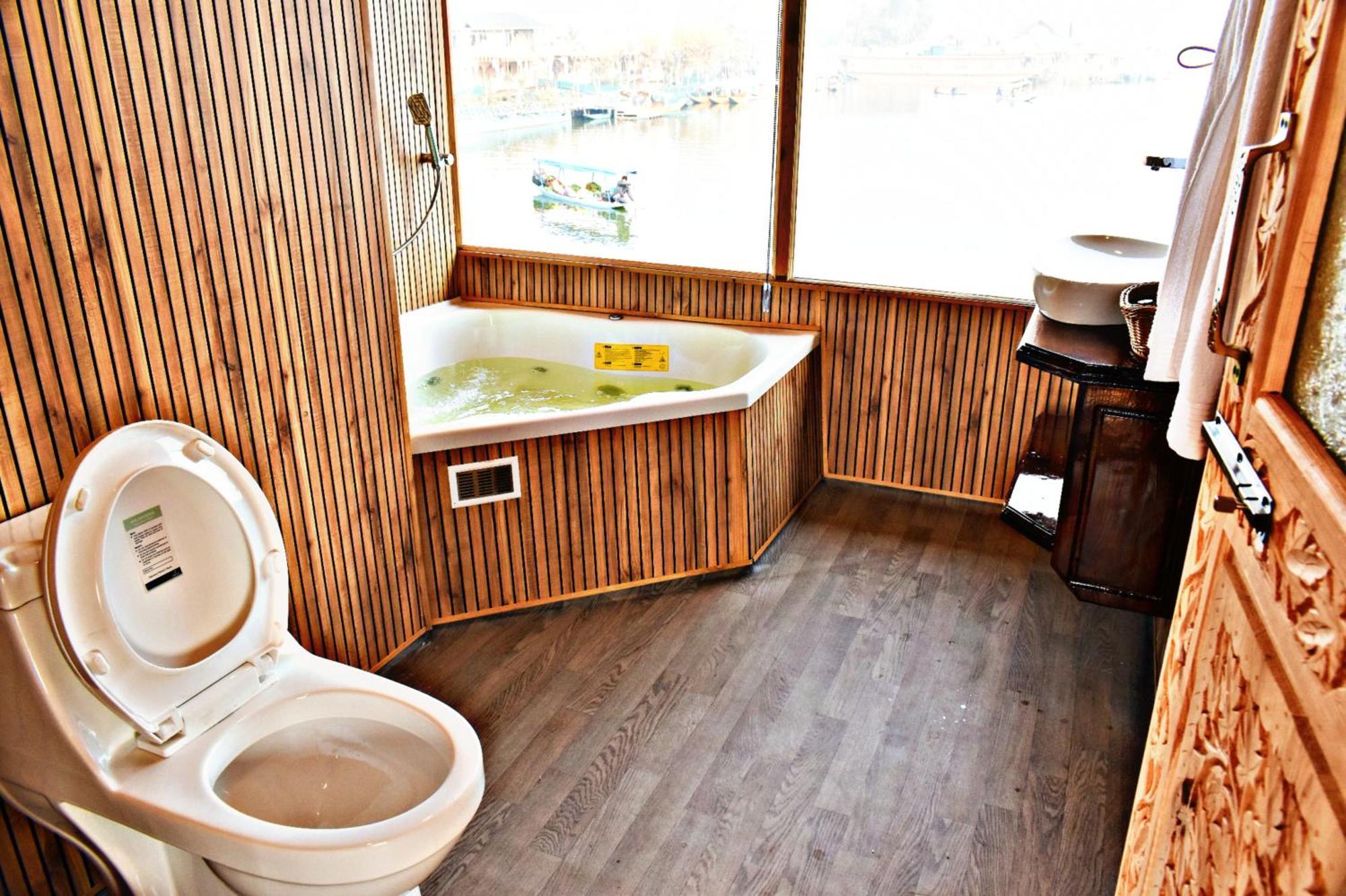 Hotel Heritage Amina Group Of Houseboats Srīnagar Zewnętrze zdjęcie