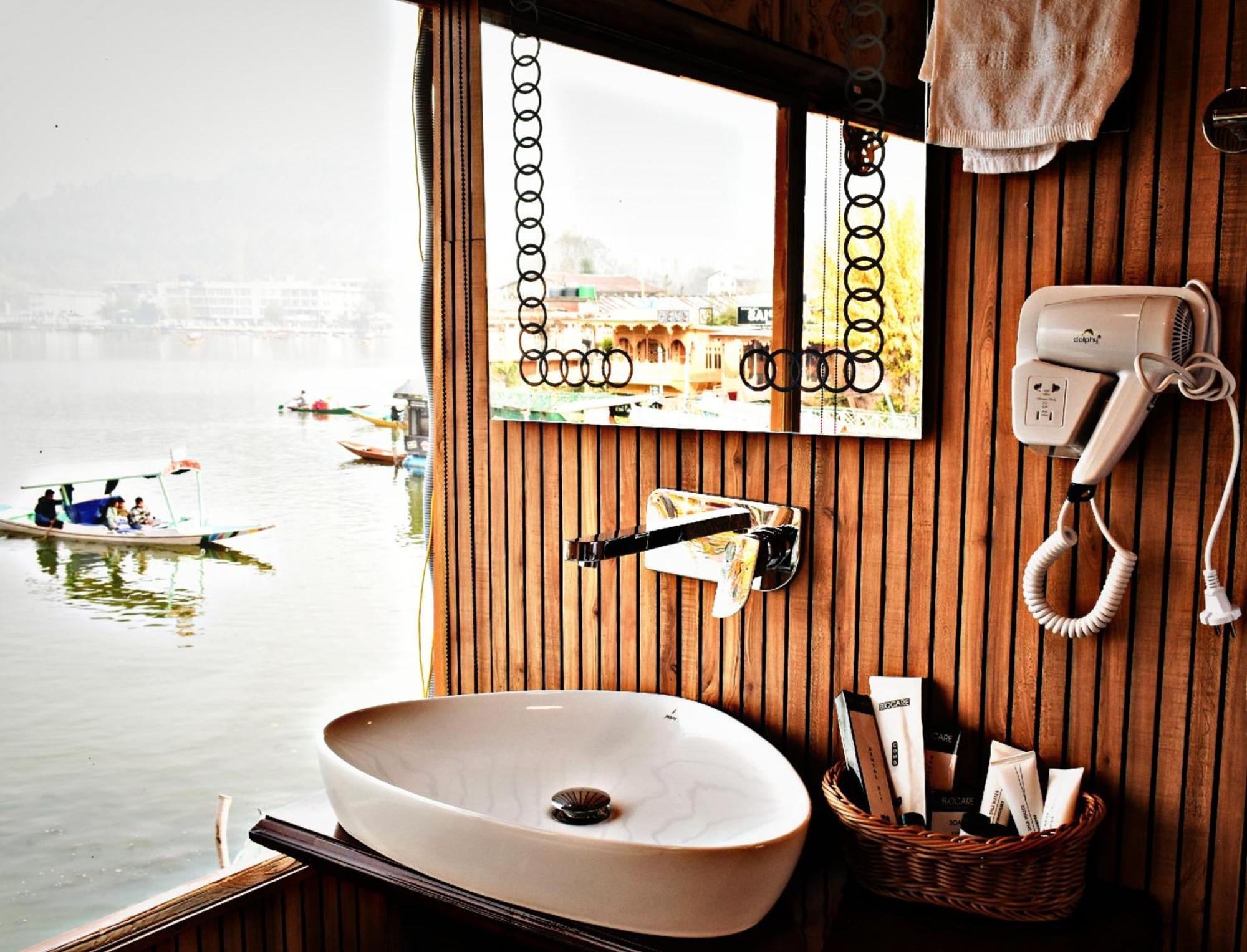 Hotel Heritage Amina Group Of Houseboats Srīnagar Zewnętrze zdjęcie